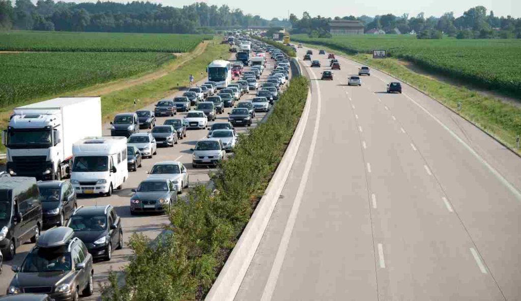 Guida in autostrada, patente e assicurazione non ti bastano più: devi avere anche questo | Altri soldi da spendere