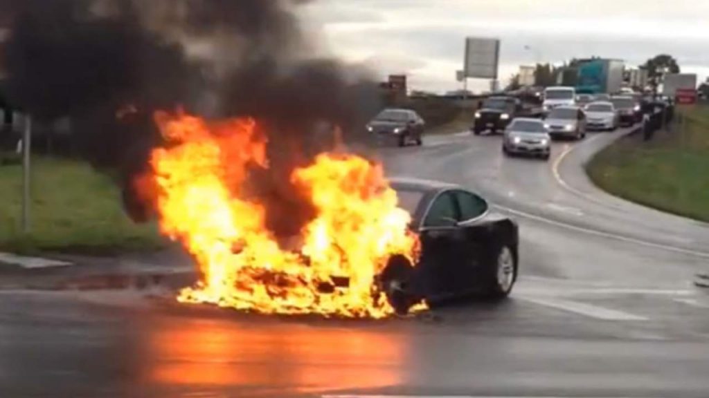 Batteria auto in fiamme, fai attenzione se possiedi questo modello | La tua vita è in pericolo