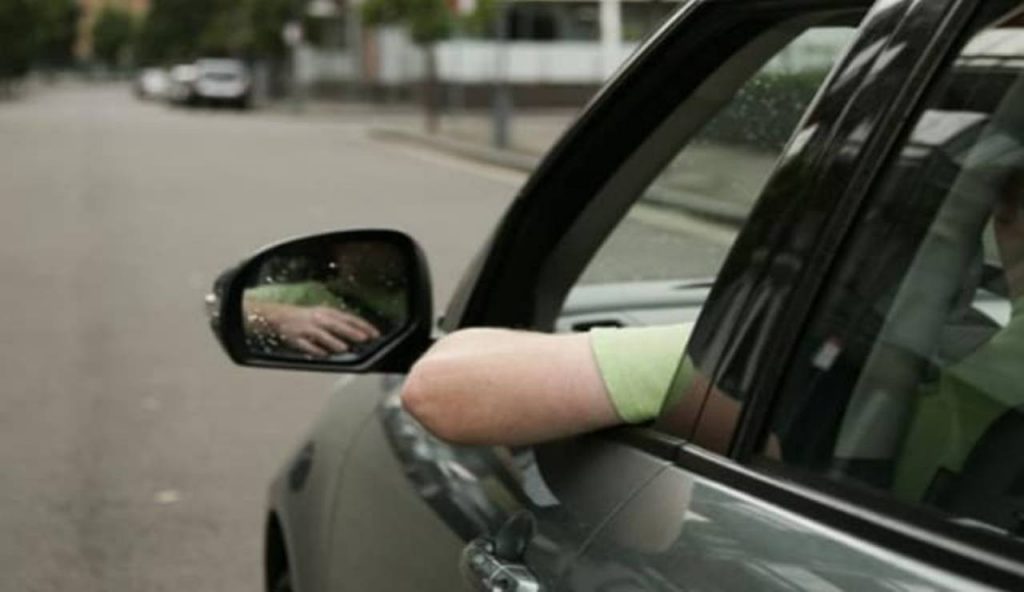 Braccio fuori dal finestrino, scatta la multa: non metterlo mai più mentre guidi | La stanno prendendo in tanti