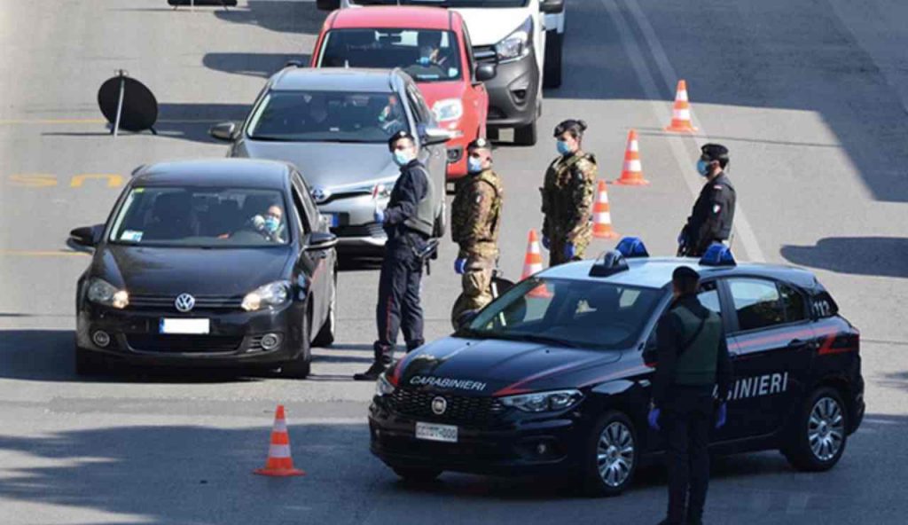 Posto di blocco, sono arrivati a chiederti anche questa cosa: mettila subito in auto o finirai per piangere | Non basta più l’assicurazione