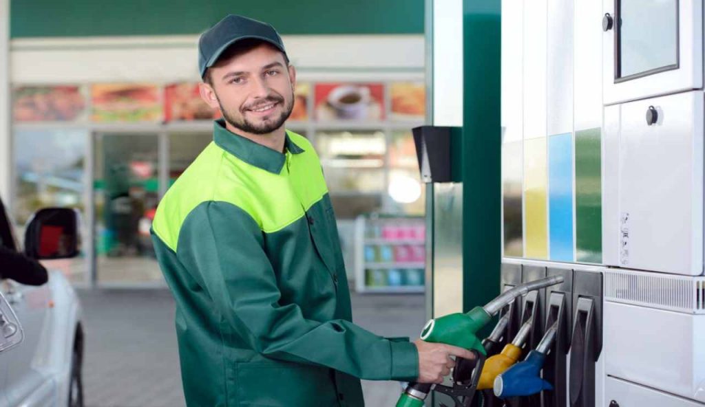 La truffa del benzinaio, in 3 minuti ti rubano tutto: non fermarti mai più così