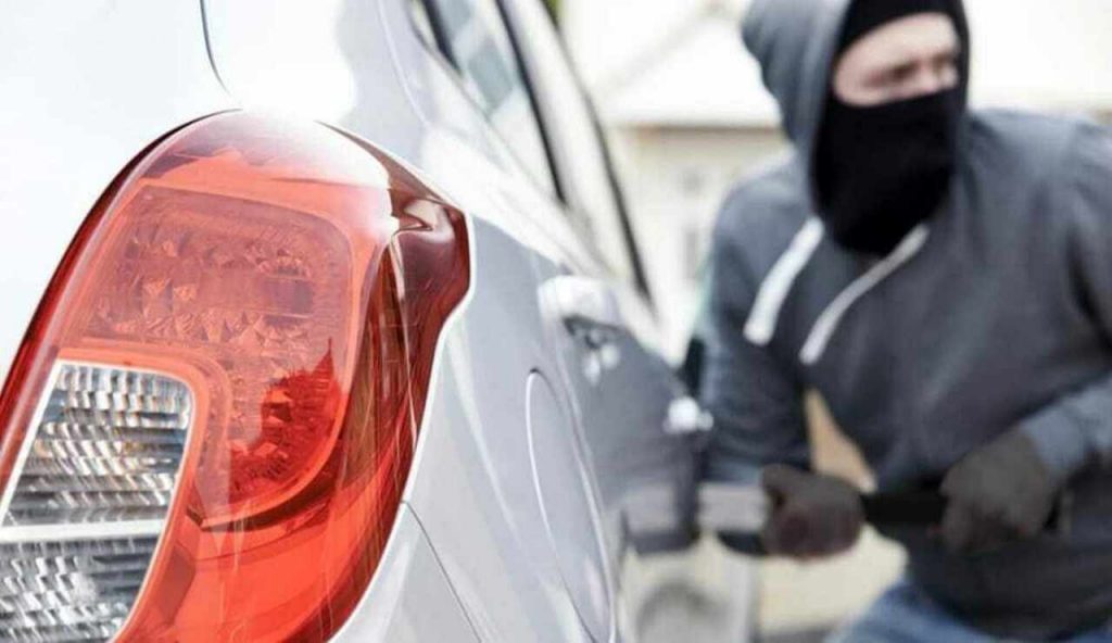 Ladri d’auto, da oggi rubano sempre questo pezzo della tua auto: stai molto attento