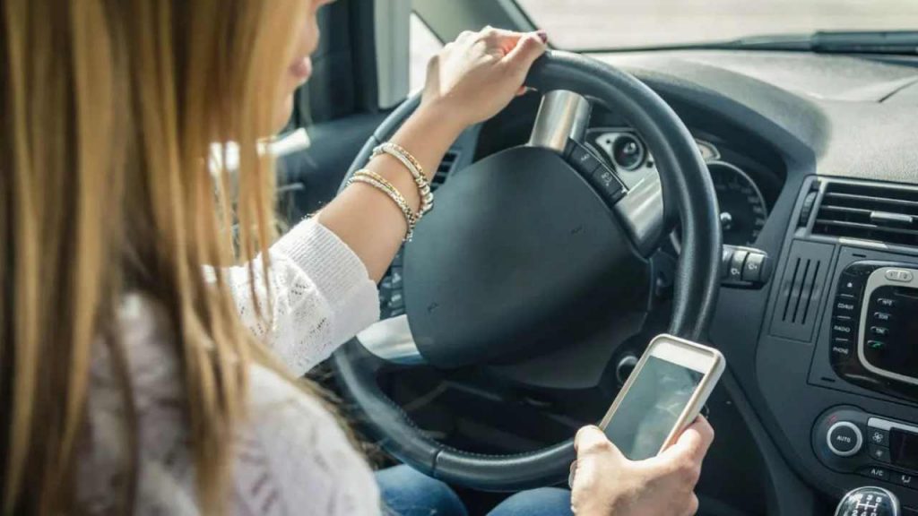 Cellulare in auto, finalmente passa l’autorizzazione: così puoi usarlo