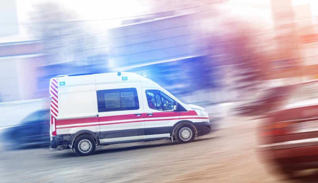 Ambulanza, non devi accostare quando la vedi: lo fanno tutti ma è sbagliato | Becchi la multa