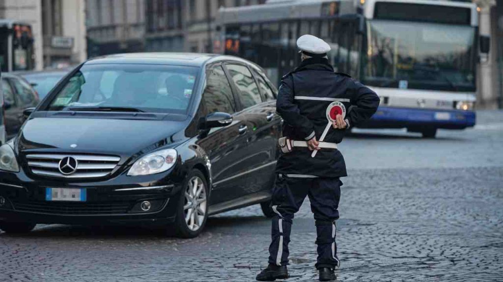 Patente, nuovo obbligo devastante: da mezzanotte sei costretto a farlo | Multe a tutti