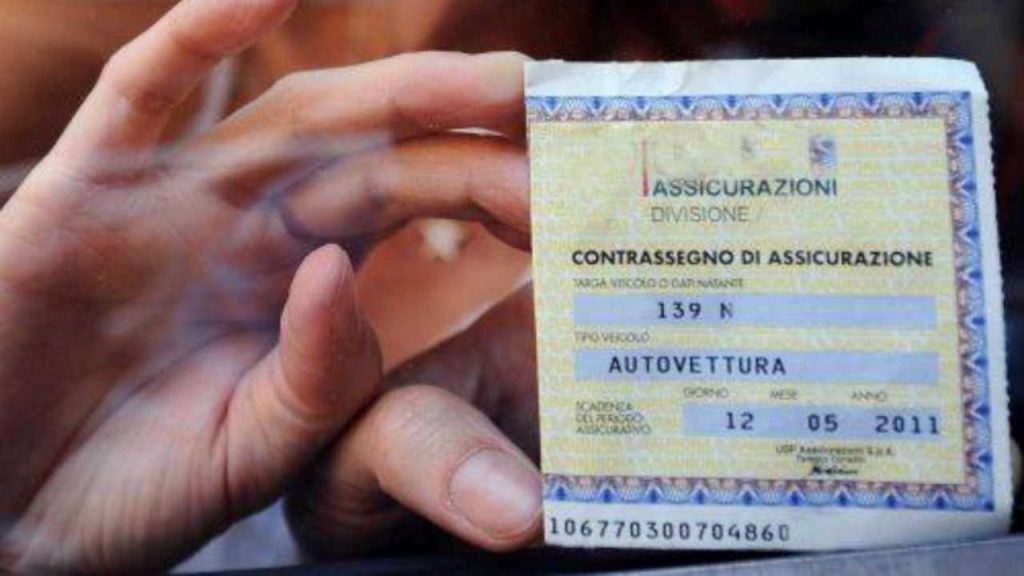 Assicurazione auto, con questo metodo semplicissimo riesci a risparmiare una barca di soldi: lo stanno facendo tutti