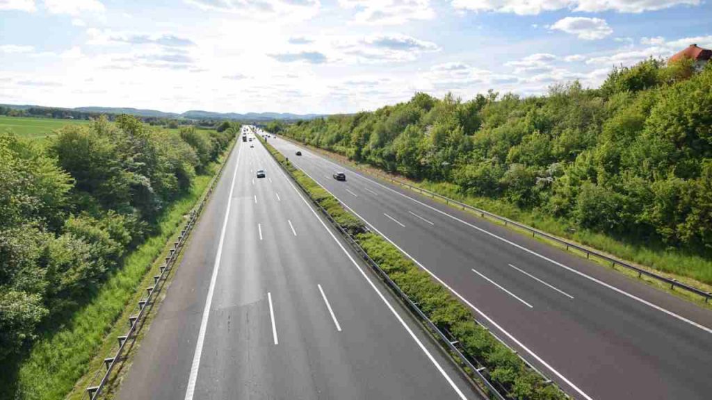 “Aboliti limiti di velocità in autostrada”: la scelta è ufficiale