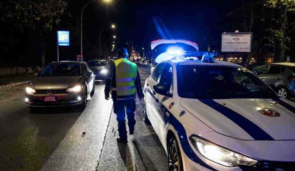 Codice della strada, da oggi ti tolgono la patente se guidi in questo modo: la legge parte alle 22