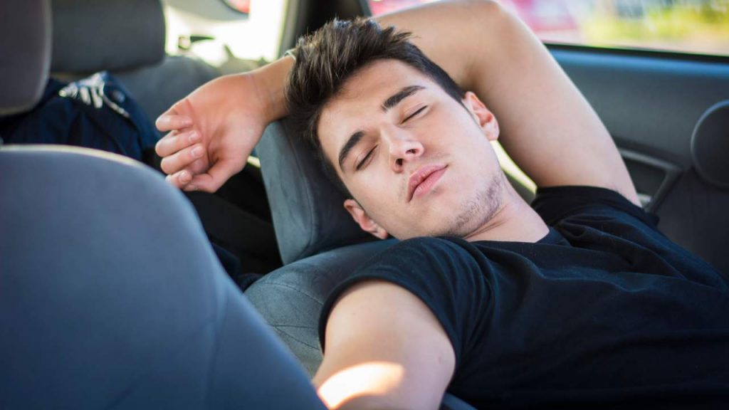 Dormire in auto, la legge parla chiaro: quando sei stanco fai così