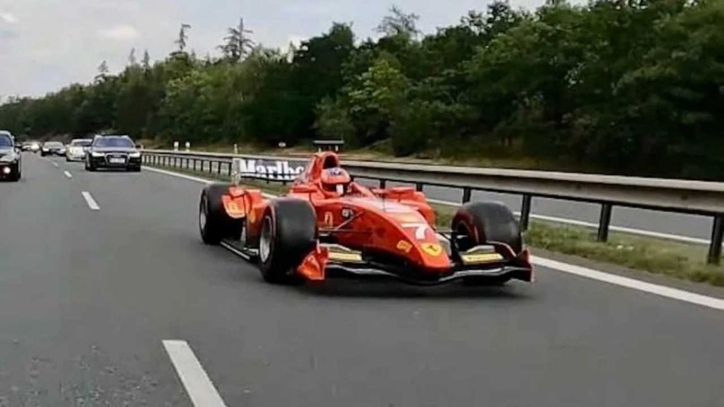 Auto da formula 1 sull’autostrada: il video lascia senza parole