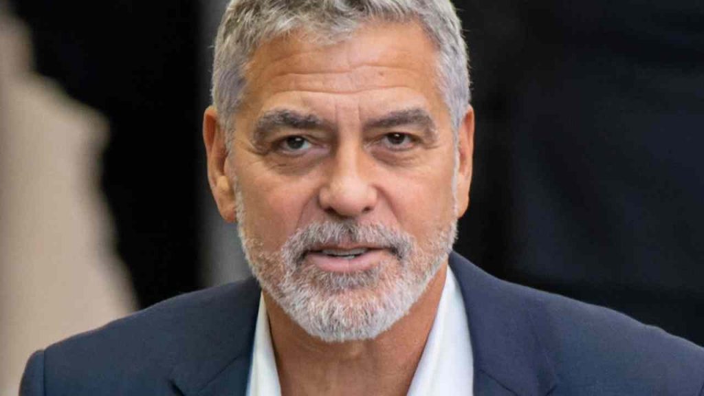 George Clooney, avete mai visto che auto guida? È più vecchia di lui