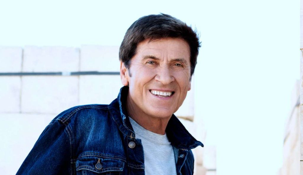 Gianni Morandi, addio alla moglie storica per lei: è ‘soltanto una ragazzina’ | Bellissima e tutte curve