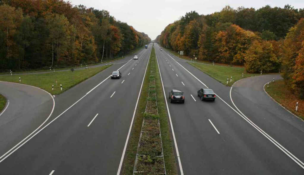 Sorpasso in autostrada, parte il divieto: non puoi più farlo | Dovrai metterti in coda