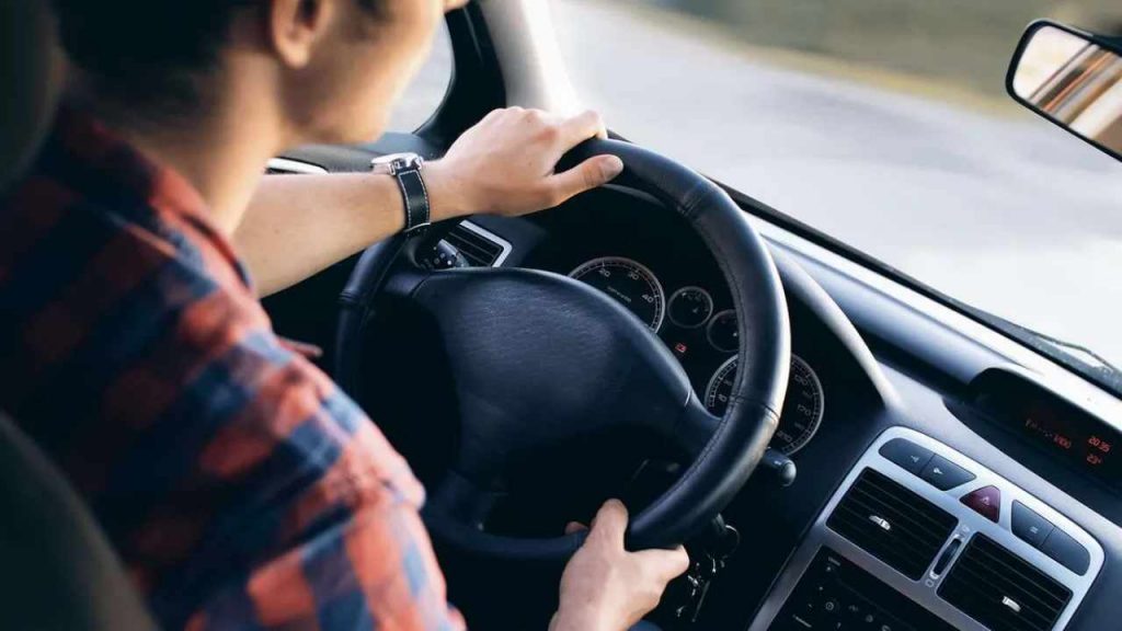 Codice della strada, non puoi più portare nessuno in auto: dovrai girare da solo | La multa è pazza