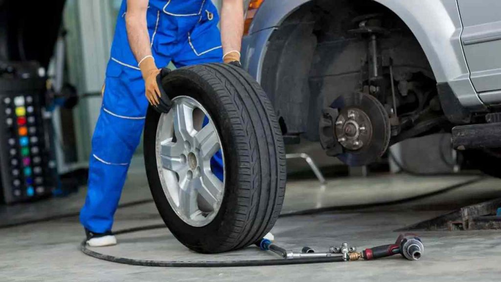 Cambio gomme, non farti fregare: con questo metodo risparmi dimezzi i costi