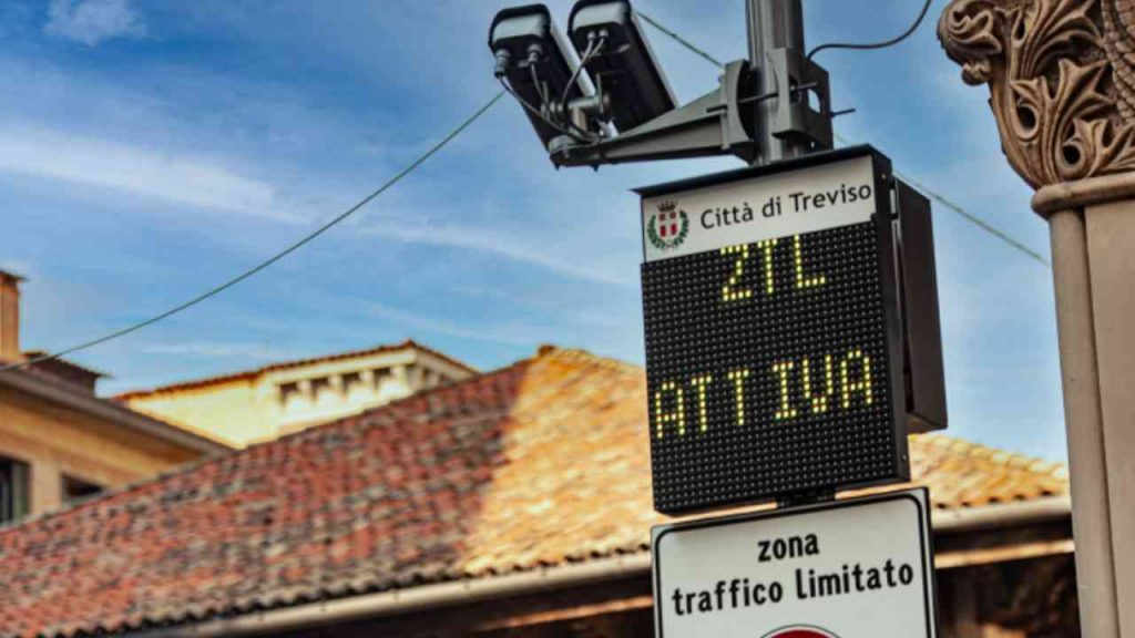 Nuova Ztl, da oggi circoli solo con queste macchine | Controlli rigidissimi, automobilisti nel panico