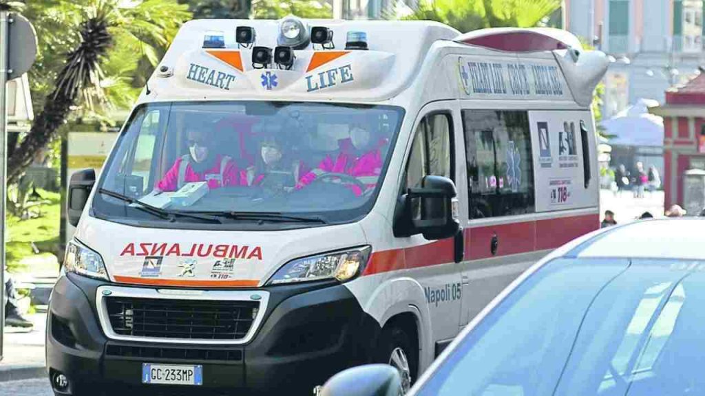 Ambulanza, se la vedi dietro di te non accostare: rischi di prendere una multa | È sbagliato farlo