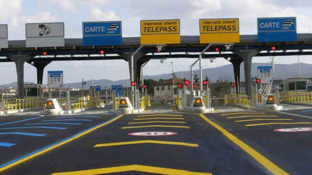 350€ di multa, al telepass ti rovinano se fai questa cosa: da oggi diventa un inferno