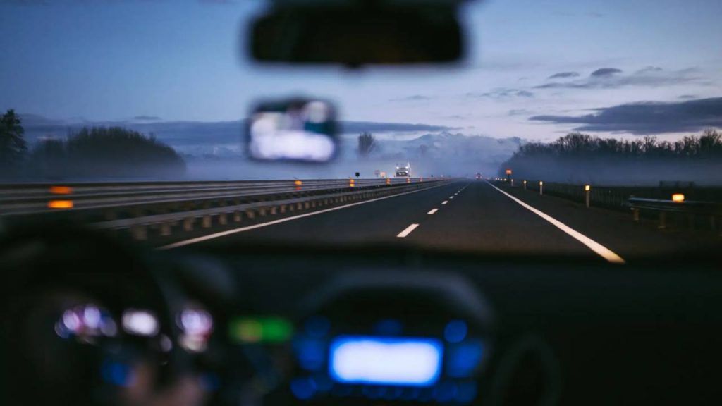 Vede un sacco della spazzatura che si muove in strada: quello che c’era dentro ti lascerà senza parole