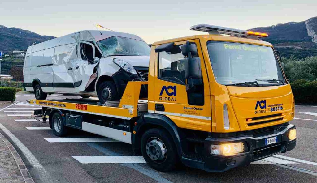 Carro attrezzi, addio alle spese atomiche: da oggi non lo paghi più