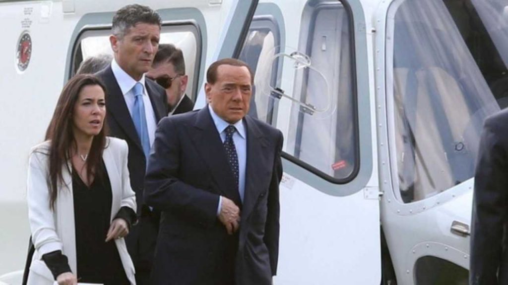 Silvio Berlusconi, avete mai visto il suo jet privato? È pazzesco