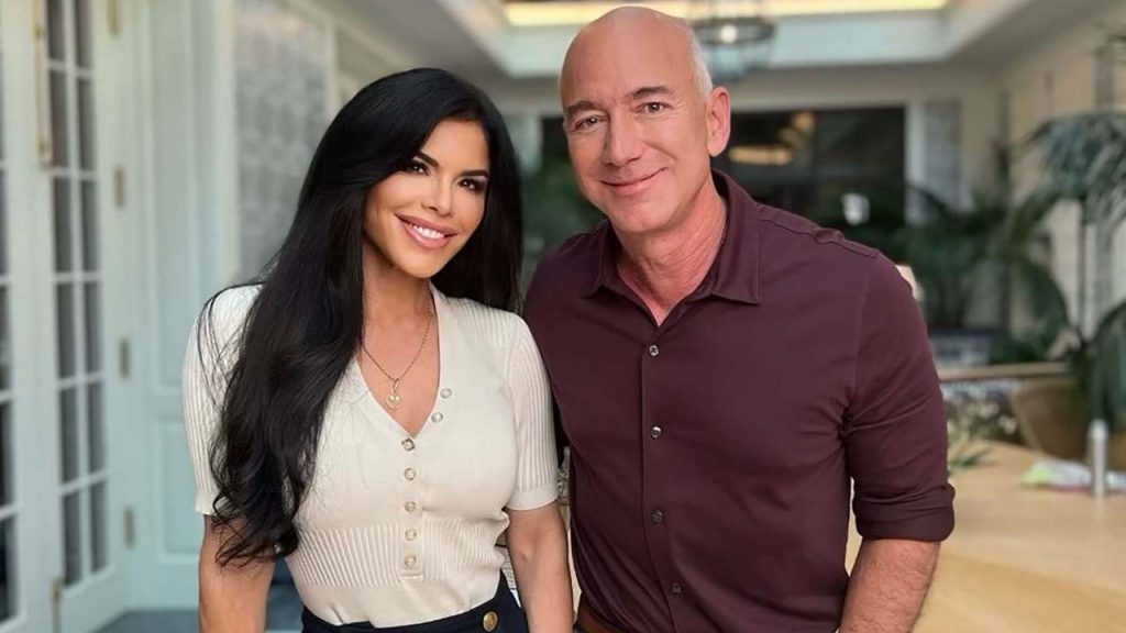 Jeff Bezos, avete mai visto il suo aereo privato: sembra un astronave aliena