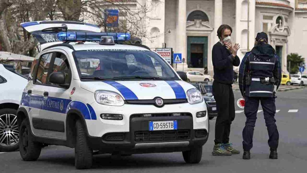 Auto in doppia fila, da ora la multa a 3 zeri: un vero dramma per gli automobilisti