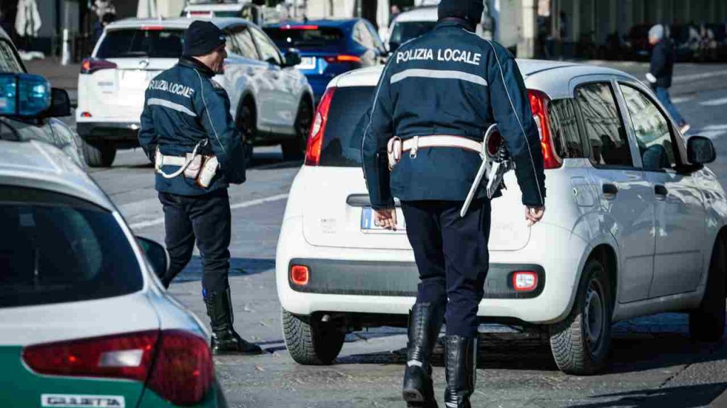 Auto, ecco il trucco della mascherina: addio autovelox e ztl