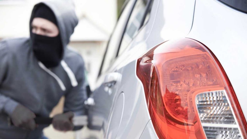 Furti auto, ormai te la lasciano così: lo stanno facendo a tutti | Torni a casa a piedi