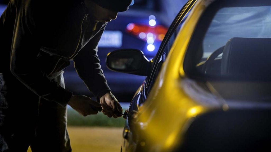 Furto a spinta, metti sempre l’auto così: non possono rubartela