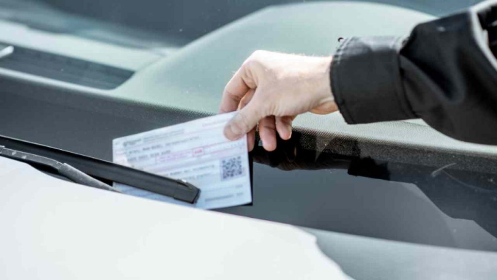 Multa sul parabrezza anche a veicolo fermo e parcheggiato: ecco la legge che sta facendo strage