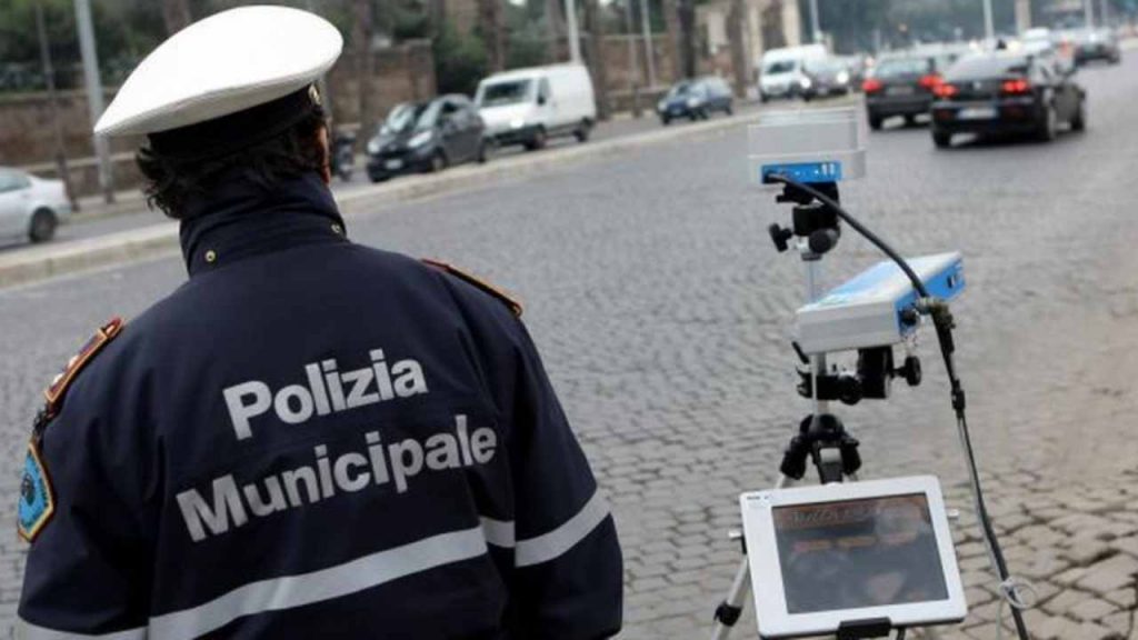 Codice della strada, ti fermano e ti rovinano la vita: non lo puoi più fare