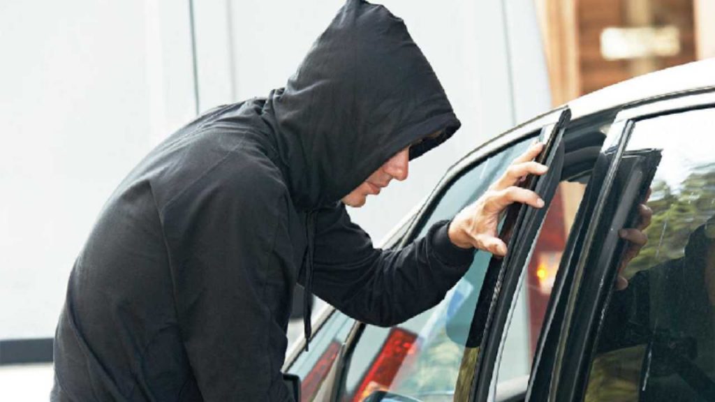 Bottiglia d’acqua di plastica sul cofano: stai rischiando tantissimo | Chiama subito i carabinieri