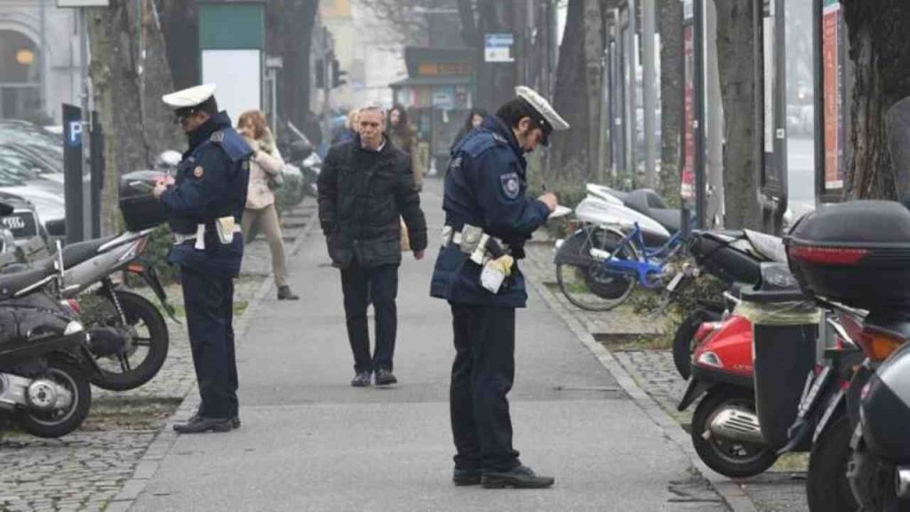 Scooter, non parcheggiare mai così: la multa è una sassata | Stanno controllando tutti