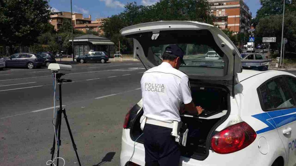 Gli stavano facendo la multa ma il biglietto ha bloccato i poliziotti: quello che c’è scritto è impensabile