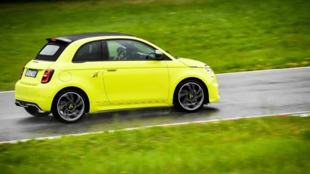 Abarth 500e, elettricità e velocità: in pista fa paura