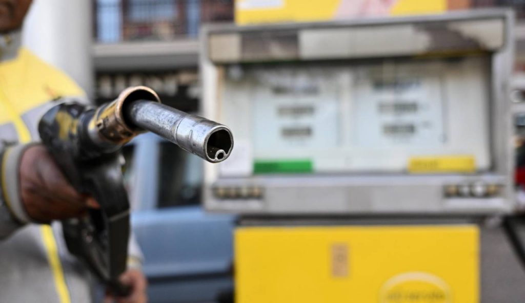 Benzina, con il trucco del cartone fai il pieno con due soldi: risparmi un capitale come i furboni 