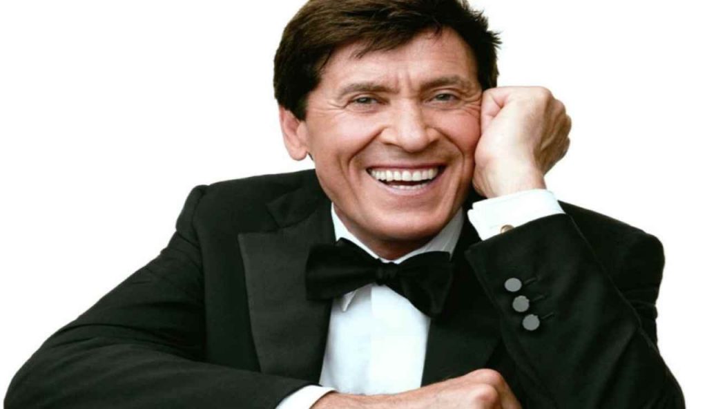 Gianni Morandi al volante, la donna affianco a lui è biondissima: ecco chi è