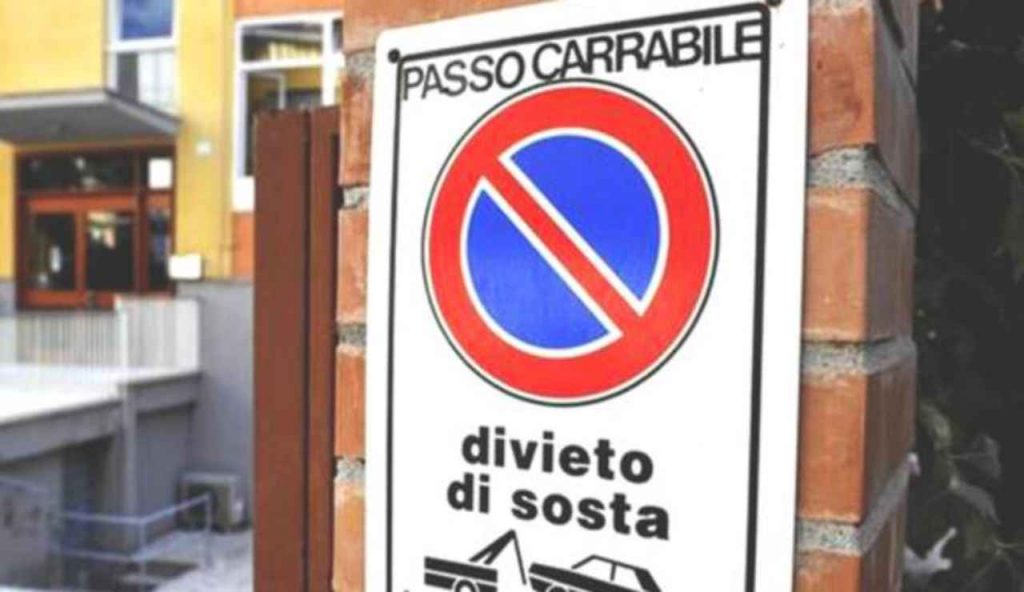 Passo carrabile, questa auto può parcheggiare ovunque: non ti multano più