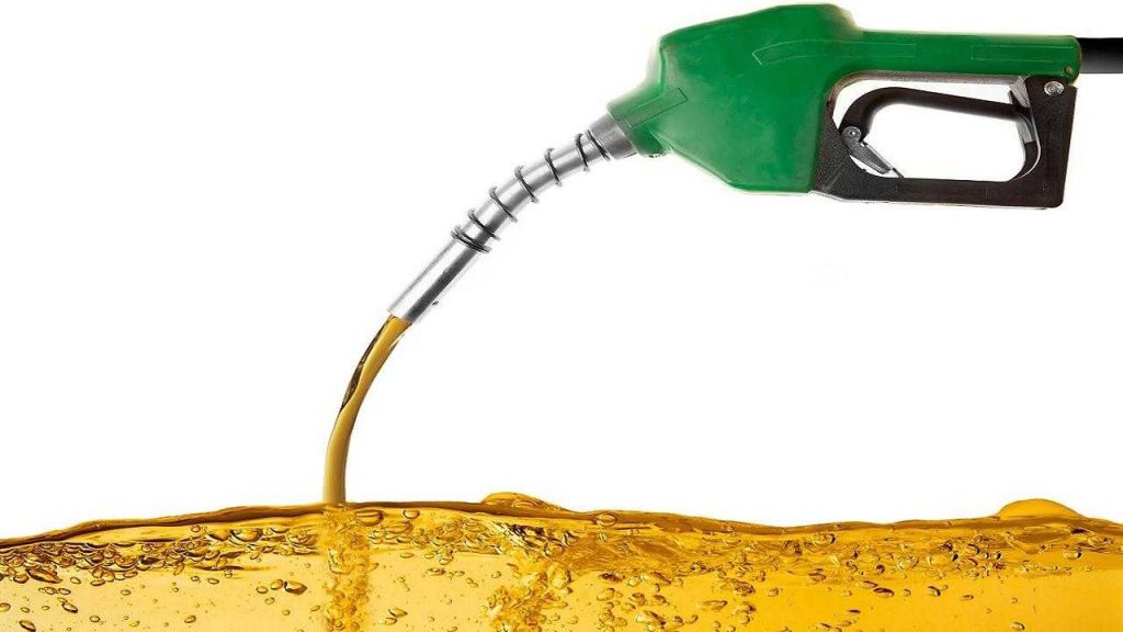 Distributori benzina, da ora ti tolgono 10€ in più quando paghi con la carta: ecco cosa sta succedendo