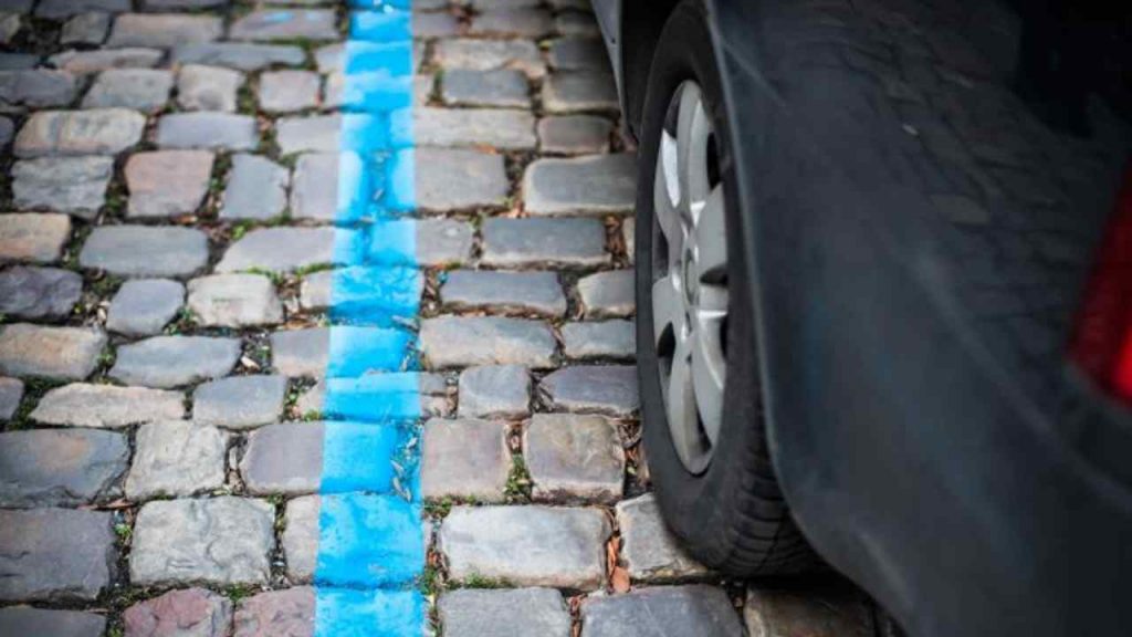 Parcheggio in strada, se lo esegui così la multa è sicura | Per farlo c’è un tempo massimo