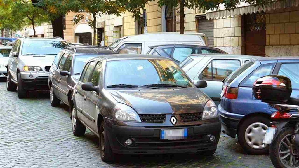 Auto in doppia fila, oltre alla multa ti rovina l’auto: spendi una cifra di carrozziere