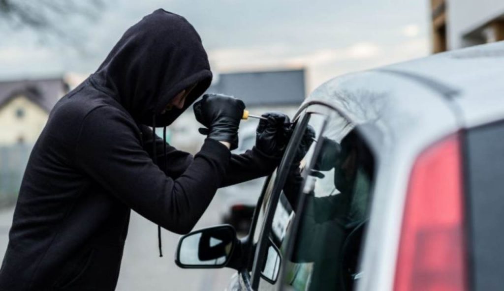 Furti auto, rimani a piedi per mesi: la nuova tecnica fa strage per le strade delle città