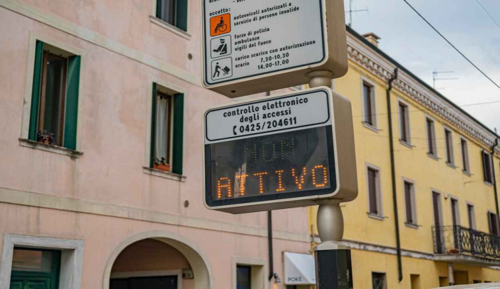 Obbligo assoluto, da questa data non puoi circolare in città senza pagare I Automobilisti infuriati per la nuova legge