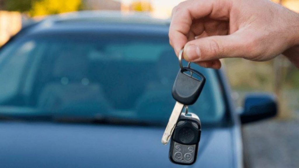 Auto chiusa, ecco come si apre senza chiavi: il segreto dei meccanici