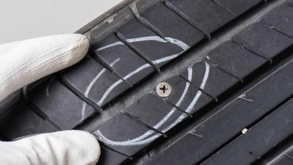 Gomme, risparmi i soldi e la ripari da solo: addio gommista con questo metodo