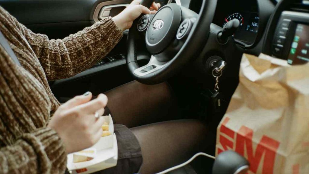 Quest’uomo ha sempre e solo mangiato in auto: il motivo è tristissimo