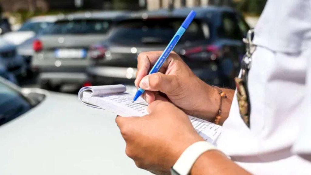 Fari auto, da oggi sei obbligato a tenerli così: se ti beccano paghi questa sassata