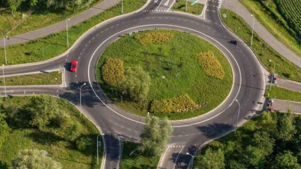 Cambiano le regole di precedenza nelle rotonde: rivoluzione storica | Adesso si passa così