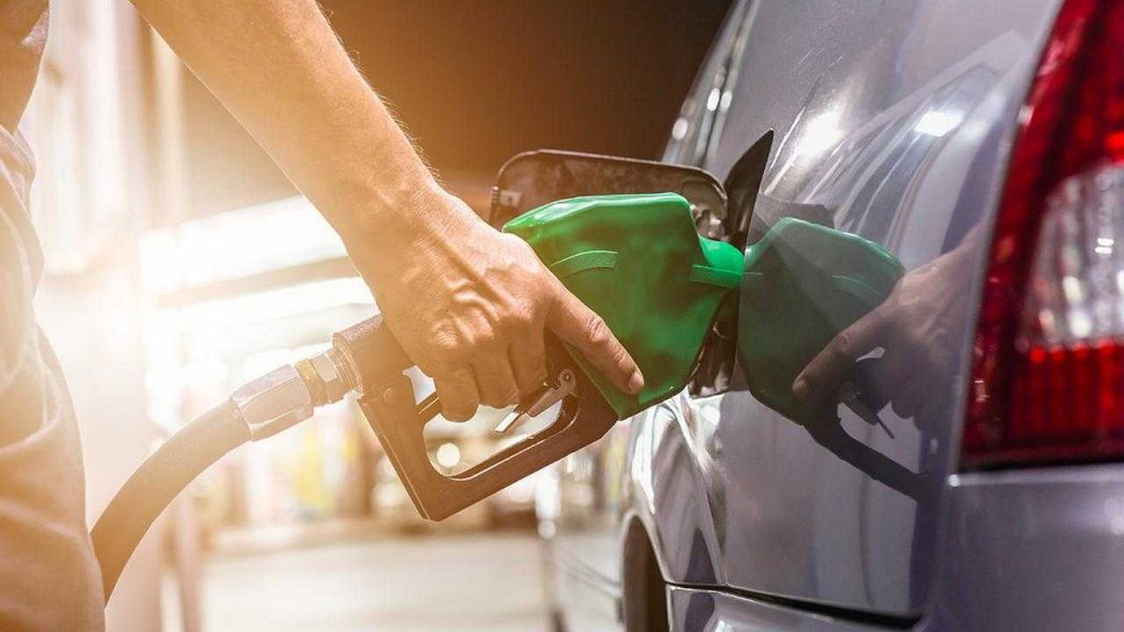 Benzina, così il benzinaio ti truffa: attento a questi dettagli